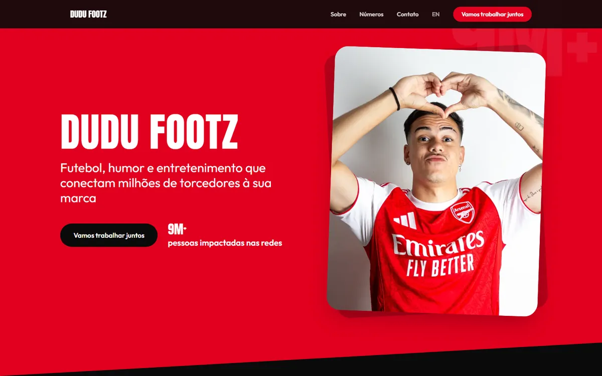 Página inicial do site dudufootz.com, com o criador Dudu Footz vestindo camisa de futebol sobre fundo vermelho